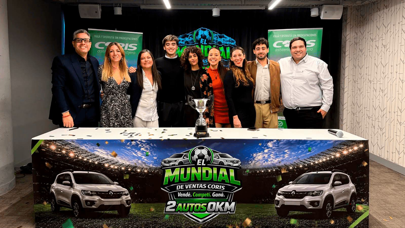 Equipo Coris junto al trofeo del Mundial de Ventas
