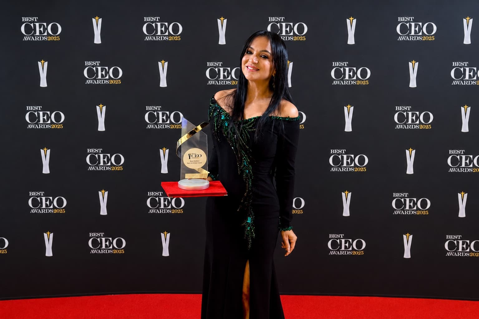 Pilar Lozano con su reconocimiento en los Best CEO Awards 2025